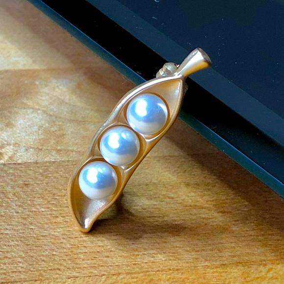 Sold. 🪲PEAS IN A POD BRUSHED GOLDEN BROOCH PIN - Picture 9 of 15